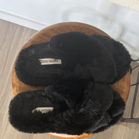 Steve Madden Plush Black Slippers - Picture 1 of 3
